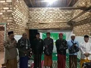 Pimpinan Baznas Sumenep serahkan langsung secara simbolis kepada 15 orang para difabel dan didampingi oleh Kepala Desa Lenteng Timur serta jajaran Pengurus Ranting NU