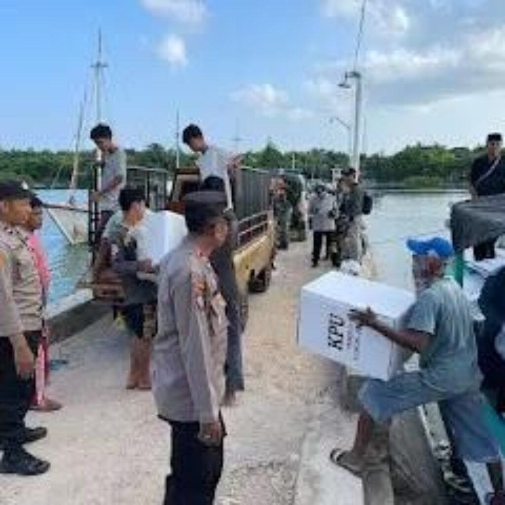 Polsek Giligenting Lakukan Giat Pengawalan Kotak Suara dari Kepulauan Giliraja Menuju Kantor PPK Giligenting