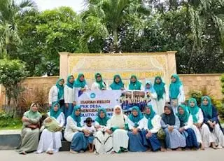 Ketua TP-PKK Desa Aengbaja Kenek gelar Ziarah ke Beberapa Wali di Jawa Timur