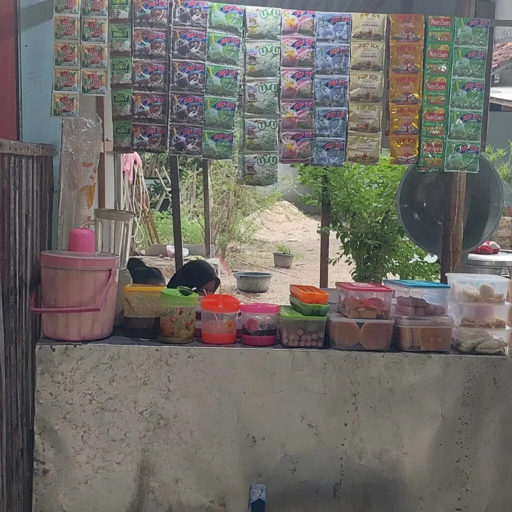 Warung Aqmar, Dusun Julung Laok, Desa Galis, Kecamatan Giligenting, Kabupaten Sumenep