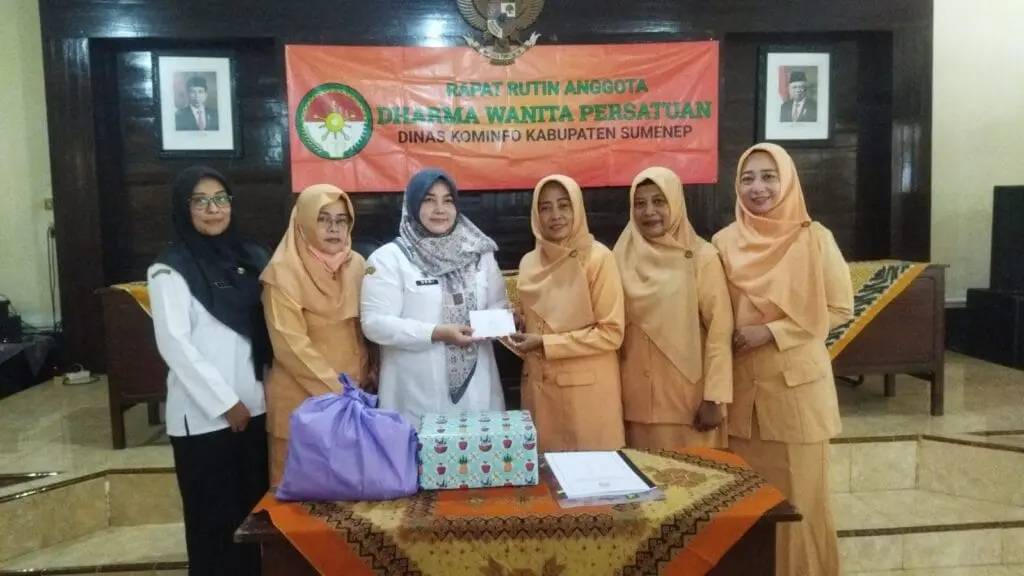 Ketua DWP Dewi Indra Terima Tongkat Estafet dari Ida Ferdiansyah dalam rangka Serah Terima Jabatan serta Lepas Pisah di Aula Diskominfo Kabupaten Sumenep