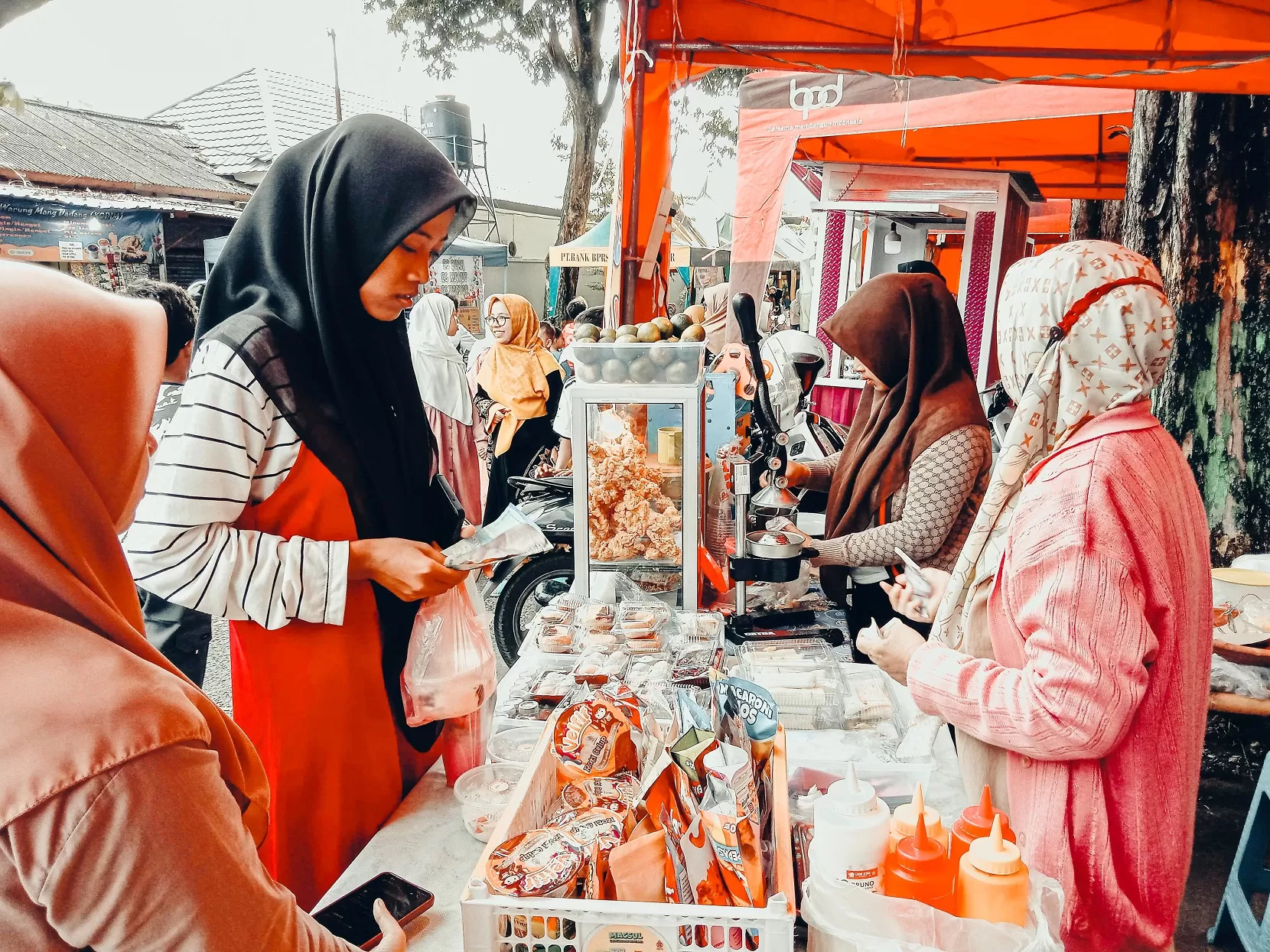 Suasana Festival Bazar Takjil Ramadhan yang selalu menjadi magnet bagi warga yang ingin merasakan nuansa Ramadan yang khas dan beragam hidangan takjil