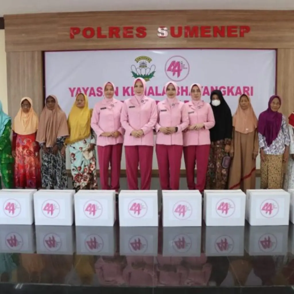 Rayakan Hari Ulang Tahun (HUT) Ke-44, Yayasan Kemala Bhayangkari (YKB) gelar Bakti Sosial berupa Pembagian Sembako Kepada Anak Yatim, Kaum Duafa, Lansia dan Janda di lingkungan sekitar Polres Sumenep