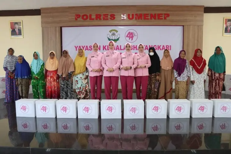 Rayakan Hari Ulang Tahun (HUT) Ke-44, Yayasan Kemala Bhayangkari (YKB) gelar Bakti Sosial berupa Pembagian Sembako Kepada Anak Yatim, Kaum Duafa, Lansia dan Janda di lingkungan sekitar Polres Sumenep