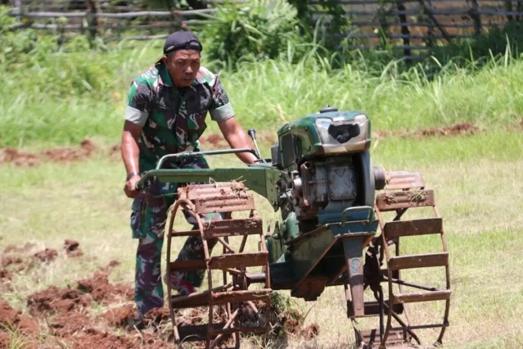 Babinsa Koramil Giligenting, Serma Triyanto saat Menggarap Lahan Tidur di Desa Bringsang, Kecamatan Giligenting, Kabupaten Sumenep Untuk Dijadikan Lahan Subur