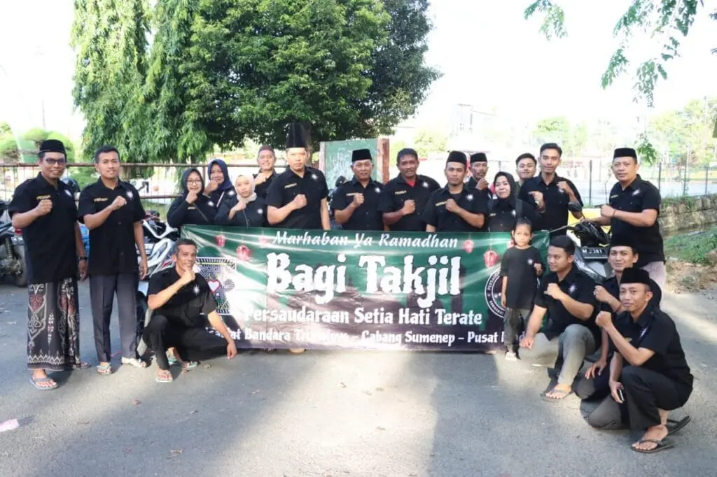 Anggota PSHT Komisariat Bandara Trunojoyo saat Bagi-Bagi Takjil Gratis di Jalan Urip Sumoharjo, depan Makodim GOR Ayani Sumenep