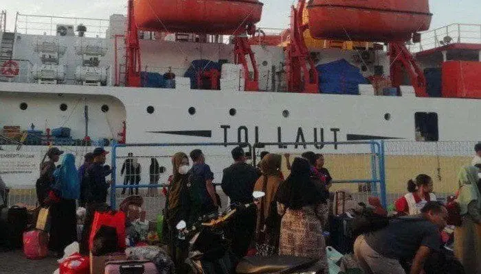 Para Penumpang Tol Laut Memadati Pelabuhan Kalianget, Kabupaten Sumenep