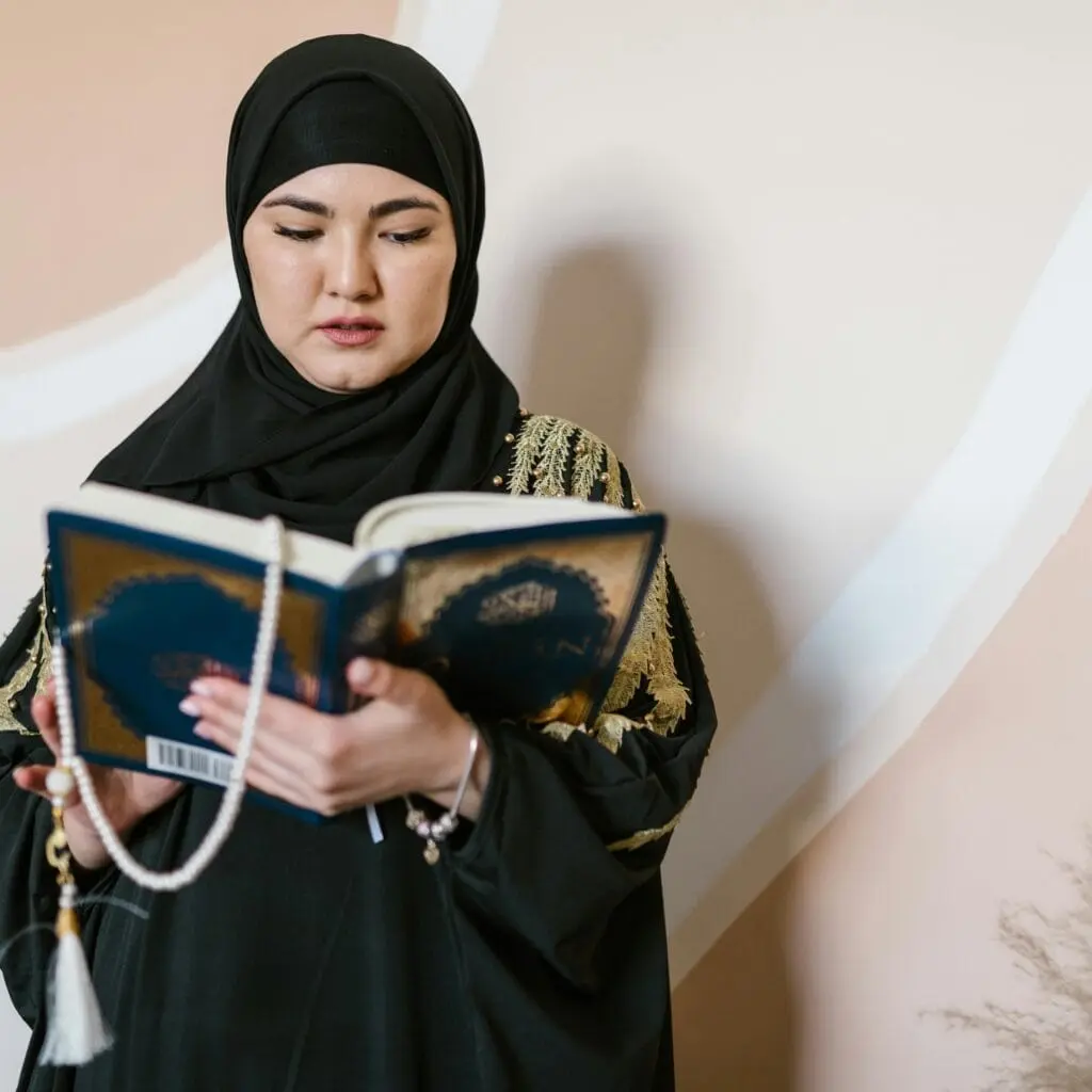 Ilustrasi Al Quran di Malam Nuzulul Quran 17 Ramadhan