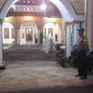 Personel Polsek Giligenting Gelar Giat Pengaman Shalat Tarawih di Masjid An Nasir Aenganyar