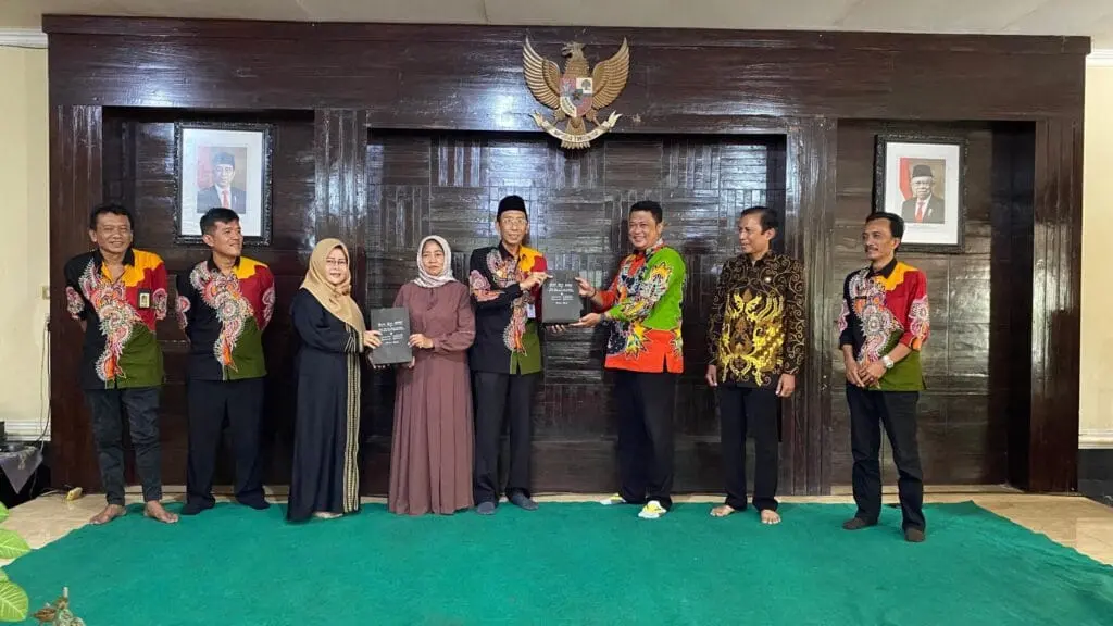 Indra Wahyudi Serahkan Cinderamata Kepada Ferdiansyah Tetrajaya Sebagai Tanda Pelepasan dari Jabatannya di Aula Diskominfo Sumenep