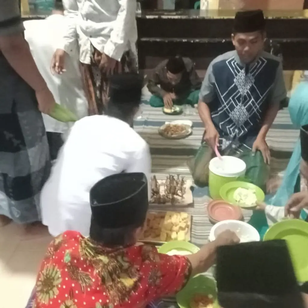 Pemerintah Desa (Pemdes) Aengbaja Kenek Menggelar Buka Puasa Bersama Perangkat Desa, BPD, PKK, KIM, Karang Taruna dan Masyarakat yang ditempatkan di Pendopo Balai Desa Aengbaja Kenek, Kecamatan Bluto, Kabupaten Sumenep