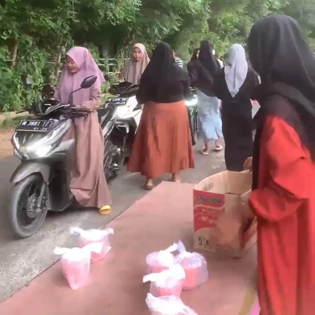 Tebar Senyum di Bulan Ramadhan, Lesehan Leter Bagi-Bagi Takjil Gratis