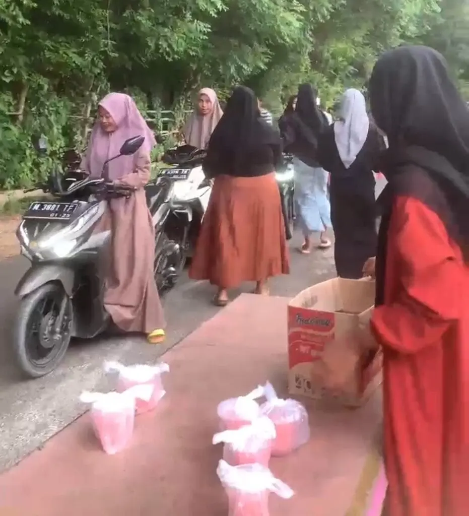 Karyawan Lesehan Leter Desa Aenganyar, Kecamatan Giligenting, Kabupaten Sumenep saat Bagi-Bagi Takjil Gratis Kepada Pengguna Jalan Raya Aenganyar
