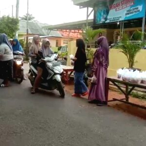 Jelang Buka Puasa, Lesehan Leter Giligenting Bagi Takjil Gratis