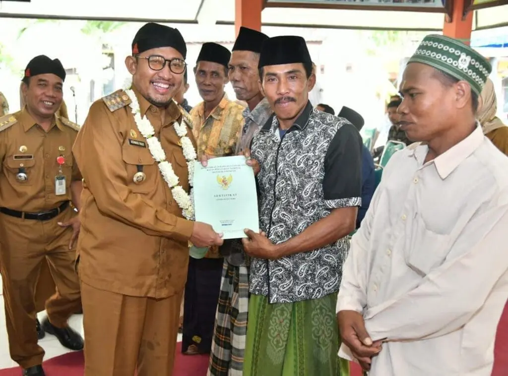 Bupati Sumenep, Achmad Fauzi Wongsojudo saat Serahkan Sertifikat Tanah Gratis Kepada Para Nelayan di Kecamatan Dungkek, Kabupaten Sumenep