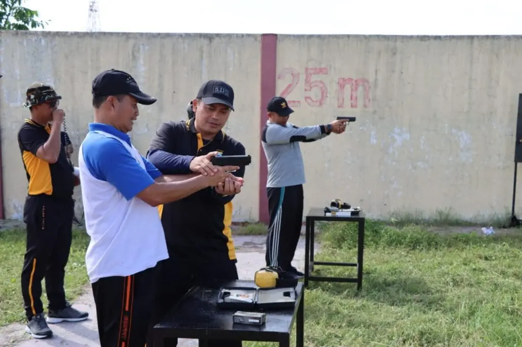 Kegiatan Menembak Bersama Polres Sumenep dengan Criminal Justice System (CJS) oleh Pelatih Guna untuk menjalin sinlergitas bersama CJS Sumenep
