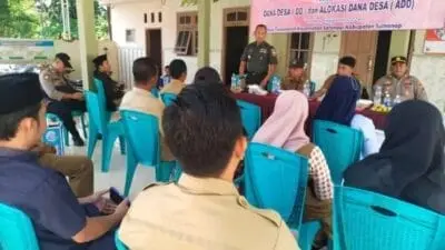 Tim Monitoring dan Evaluasi (Monev) Penyelenggaraan Pembangunan Pemerintah Desa (P3D) saat Melakukan Pemeriksaan Anggaran Dana Desa (ADD) dan Dana Desa (DD) Disejumlah Desa di Kecamatan Saronggi