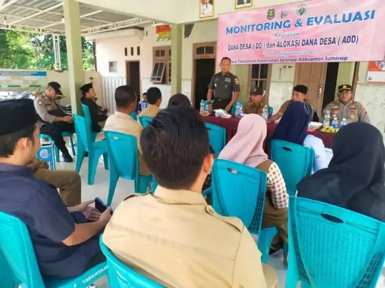 Tim Monitoring dan Evaluasi (Monev) Penyelenggaraan Pembangunan Pemerintah Desa (P3D) saat Melakukan Pemeriksaan Anggaran Dana Desa (ADD) dan Dana Desa (DD) Disejumlah Desa di Kecamatan Saronggi