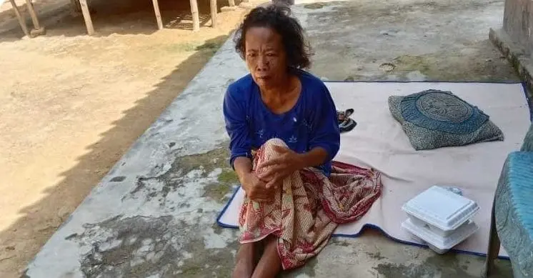 Pemerintah Desa (Pemdes) Sentol Daya, Kecamatan Pragaan, Kabupaten Sumenep saat Santuni Warga Lansia di Empat Dusun se-Desa Sentol Daya