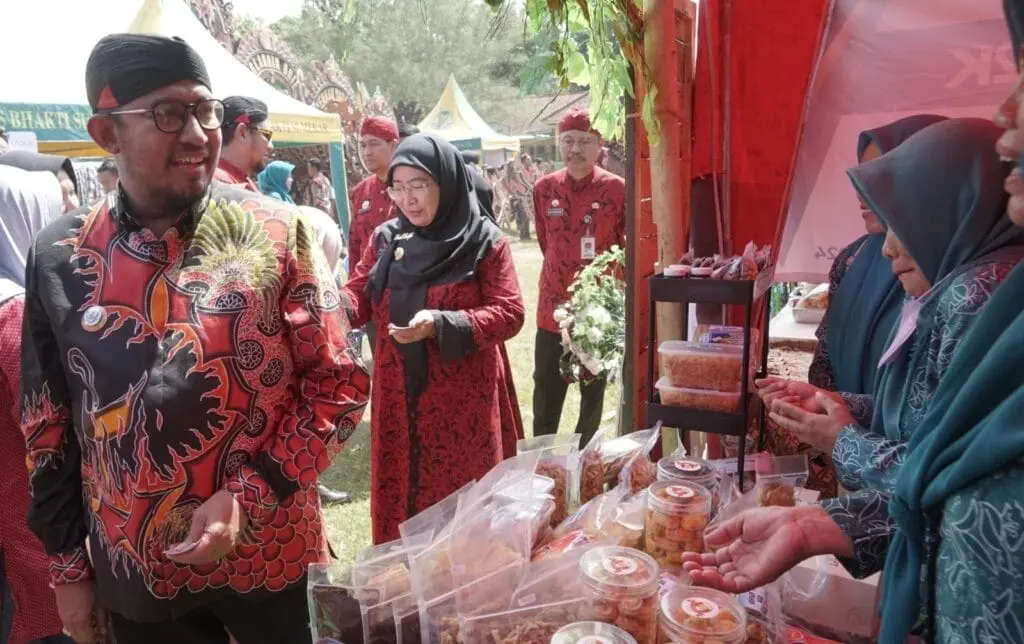 Bupati Sumenep, Achmad Fauzi Wongsojudo saat Menghadiri Peringatan Bulan Bhakti Gotong Royong Masyarakat (BBGRM) XXI dan Hari Kesatuan Gerak PKK ke-52 Tahun 2024, di Lapangan Tunas Muda Desa Paberasan Kecamatan Kota Sumenep