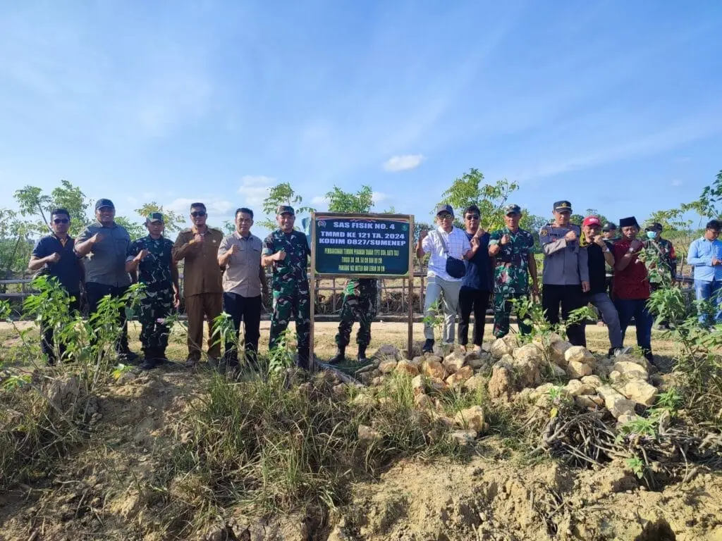 Kodim 0827/Sumenep saat Melakukan Peninjauan lokasi TNI Manunggal Membangun Desa (TMMD) bersama DPMD Kabupaten Sumenep, Dinas PUPR Kabupaten Sumenep, Forpimka Arjasa, Kades Buddi dan tokoh masyarakat