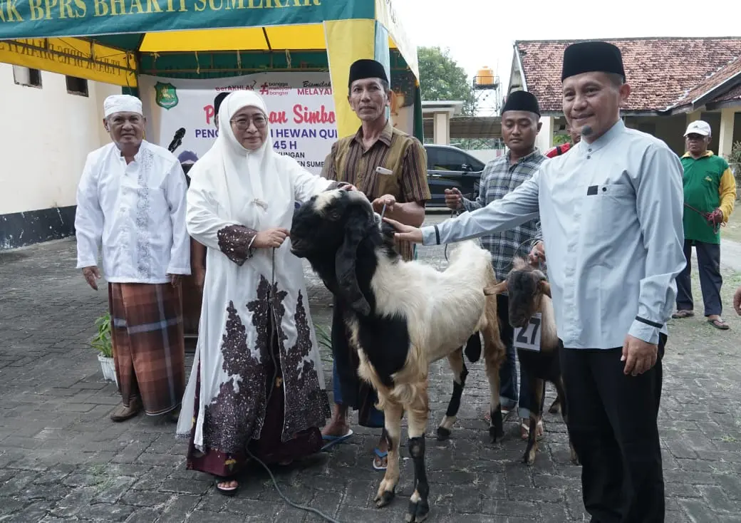 Wakil Bupati (Wabup) Sumenep, Dewi Khalifah saat Menyerahkan Hewan Kurban Kepada Dinas Sosial, Pemberdayaan Perempuan dan Perlindungan Anak (Dinsos P3A) Kabupaten Sumenep