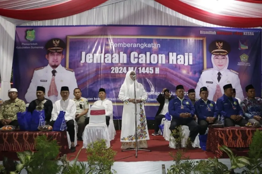 Wakil Bupati (Wabup) Sumenep, Dewi Khalifah saat Melepas Keberangkatan Jamaah Calon Haji (CJH) di depan Mall Pelayanan Publik (MPP) pada Jumat