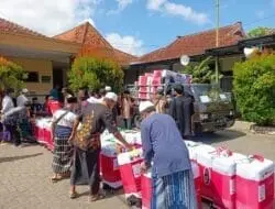 Jemaah Haji Sumenep Serahkan Koper ke Kantor Kemenag