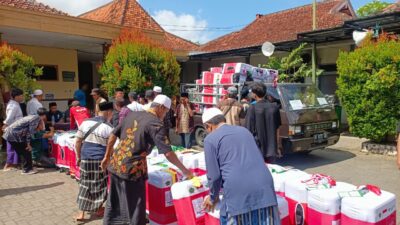 Jemaah Haji Sumenep Serahkan Koper ke Kantor Kemenag