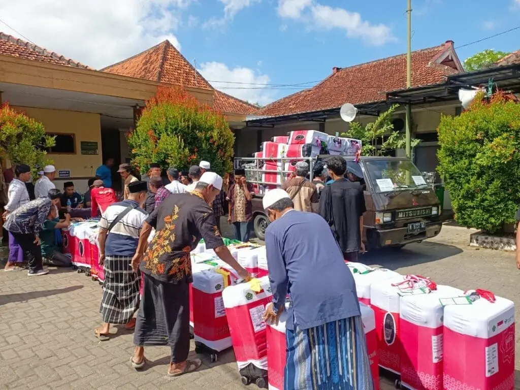 Para Jamaah Haji saat Menyerahkan Koper ke Kantor Kementrian Agama (Kemenag) Kabupaten Sumenep Sebelum Keberangkatan ke Tanah Suci