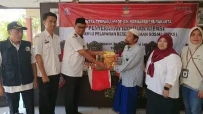 Kemensos RI Serahkan Bantuan Sembako Untuk Disabilitas dan Lansia di Kecamatan Pragaan