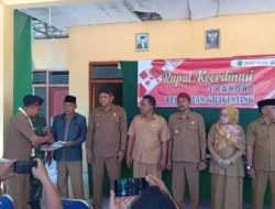 Camat Giligenting Serahkan SK Perpanjangan Kepala Desa, Dorong Kemajuan Desa