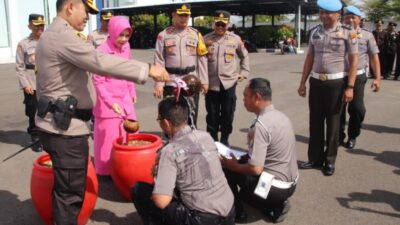 Kapolres Sumenep Pimpin Langsung Upacara Kenaikan Pangkat Anggota Polisi