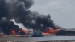 Kebakaran Hebat Landa Gudang Ikan di Desa Pinggir Papas Sumenep