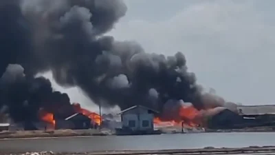 Kebakaran Hebat Landa Gudang Ikan di Desa Pinggir Papas Sumenep