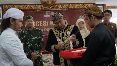 Kirab Penyerahan Pusaka Keraton: Masyarakat Desa Aeng Tong-tong Bersama Bupati Sumenep Jaga Warisan Budaya