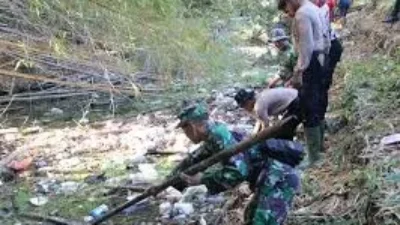 Aksi Peduli Lingkungan TMMD ke-121: Kodim 0827/Sumenep Bersihkan Sungai Patrean untuk Cegah Banjir