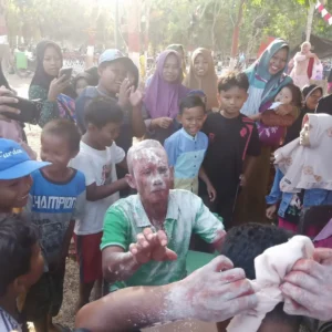 Heboh! Lomba Make Up HUT RI ke-79 di Desa Galis, Peserta Perangkat Gunakan Kuas dan Tepung