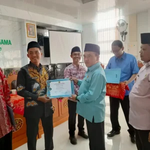 Kemenag Sumenep Serahkan Sertifikat Arah Kiblat kepada 135 Masjid dan Musalla