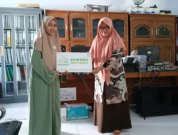 Mushalla Ar Rahmah Lenteng Barat Menyalurkan Bantuan Sosial Pendidikan Sangoh kepada Siswa Madrasah Tsanawiyah 1 Putri Annuqayah Guluk-Guluk