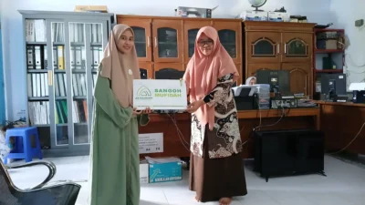 Mushalla Ar Rahmah Lenteng Barat Menyalurkan Bantuan Sosial Pendidikan Sangoh kepada Siswa Madrasah Tsanawiyah 1 Putri Annuqayah Guluk-Guluk