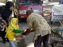 PAUD Omor Mas Sumenep Latih Anak Berbagi Melalui Aksi Sosial di Taman Potre Koneng