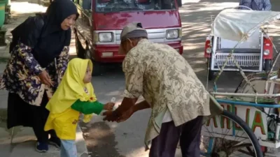 PAUD Omor Mas Sumenep Latih Anak Berbagi Melalui Aksi Sosial di Taman Potre Koneng