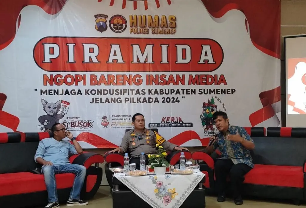 Kapolres Sumenep AKBP Henri Noveri Santoso saat berbincang dengan wartawan dalam acara PIRAMIDA di Hotel C1, menekankan pentingnya kerjasama media dalam menciptakan Pilkada damai 2024