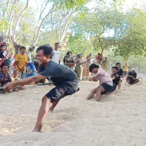 Pemdes Bringsang Giligenting Gelar Lomba Tarik Tambang Meriahkan HUT RI ke-79