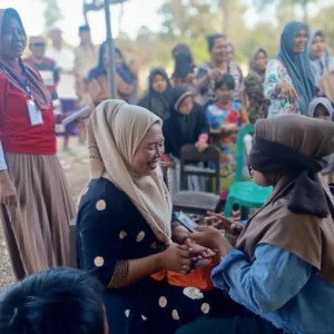 Pemdes Galis Giligenting Gelar Lomba Make Up dengan Mata Tertutup, Semarak HUT RI ke-79