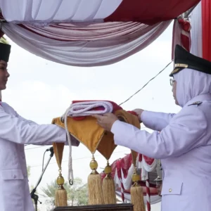 Pemkab Sumenep Gelar Upacara Bendera HUT ke-79 RI, Wakil Bupati Dewi Khalifah Serahkan Remisi