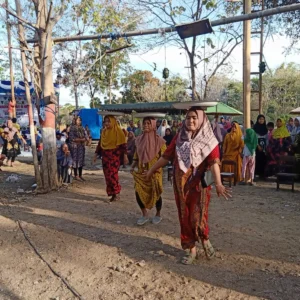 Perayaan HUT RI ke-79 di Desa Galis: Lomba Nyo’on Talam Hadirkan Tradisi Khas Madura