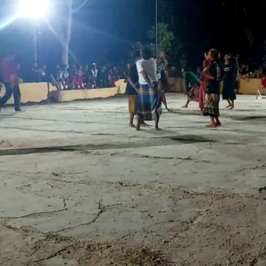 Pertahankan Pakaian Tradisional, Pemdes Galis Adakan Lomba Bola Joget Pakai Sarung di HUT RI ke-79