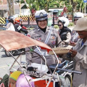 Polwan Polres Sumenep Berbagi Cokelat dan Edukasi Lalu Lintas di HUT ke-76